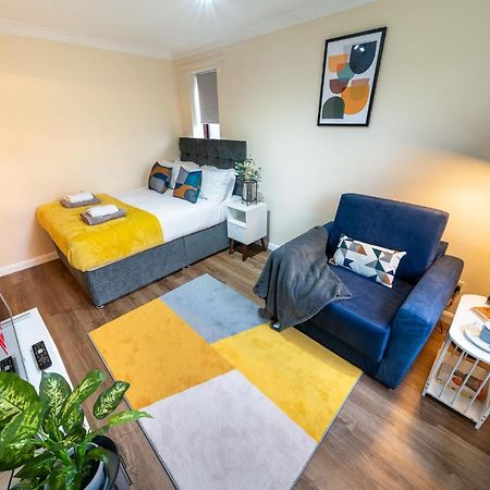 Grange Studio Apartment - Heathrow Staines-upon-Thames Zewnętrze zdjęcie
