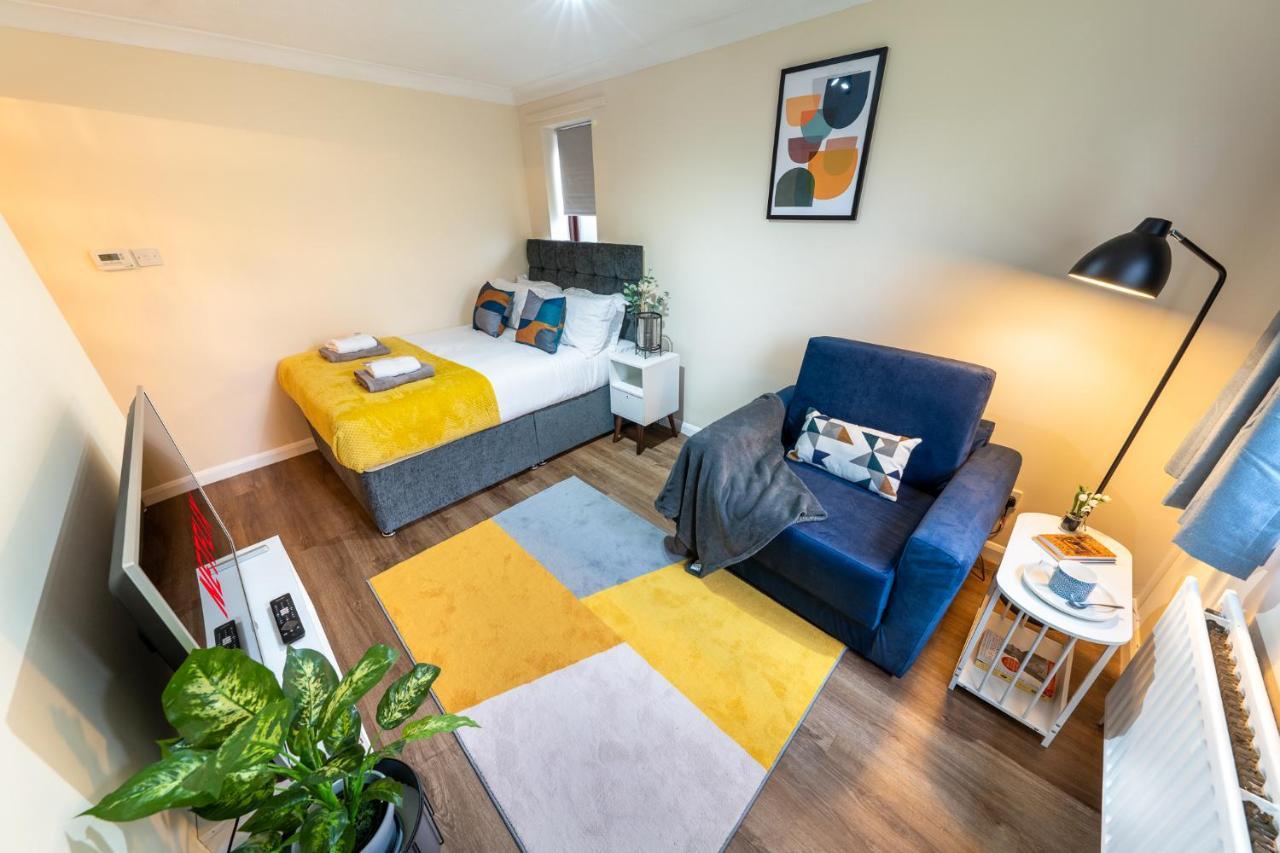Grange Studio Apartment - Heathrow Staines-upon-Thames Zewnętrze zdjęcie
