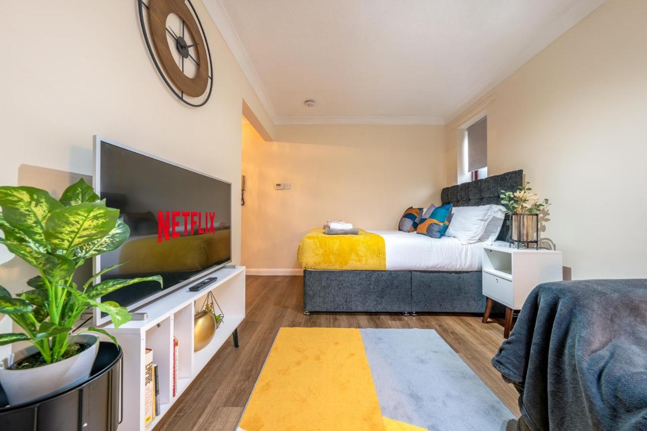 Grange Studio Apartment - Heathrow Staines-upon-Thames Zewnętrze zdjęcie