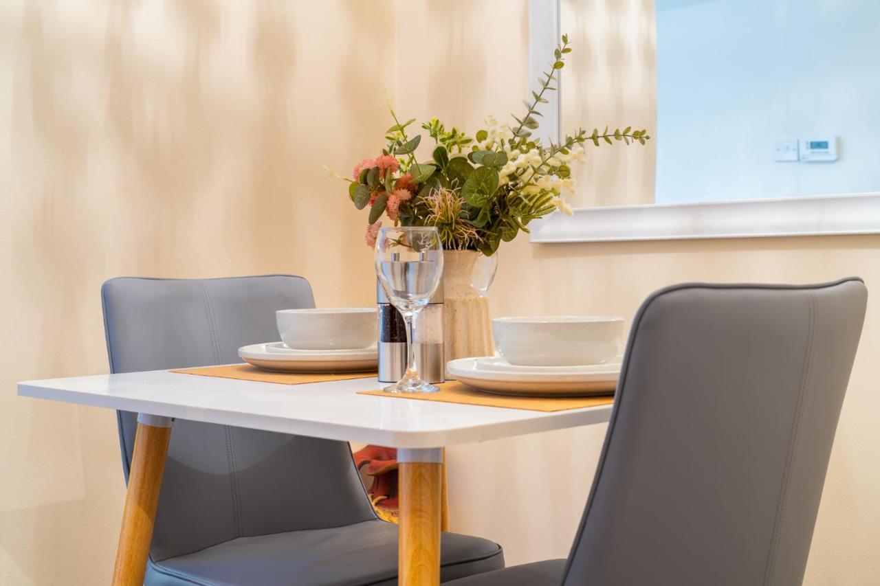 Grange Studio Apartment - Heathrow Staines-upon-Thames Zewnętrze zdjęcie
