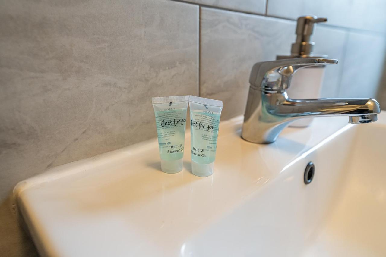 Grange Studio Apartment - Heathrow Staines-upon-Thames Zewnętrze zdjęcie