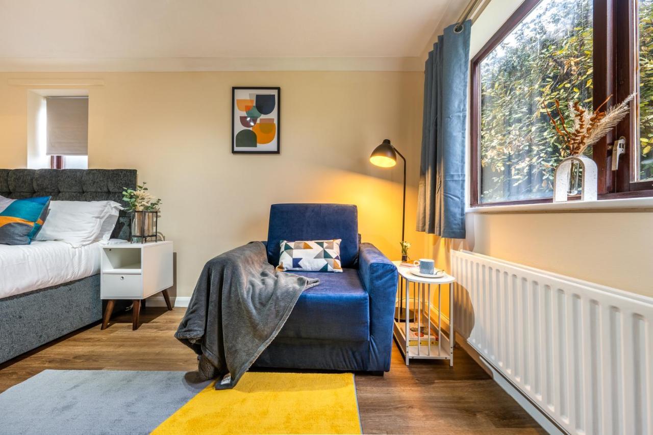 Grange Studio Apartment - Heathrow Staines-upon-Thames Zewnętrze zdjęcie