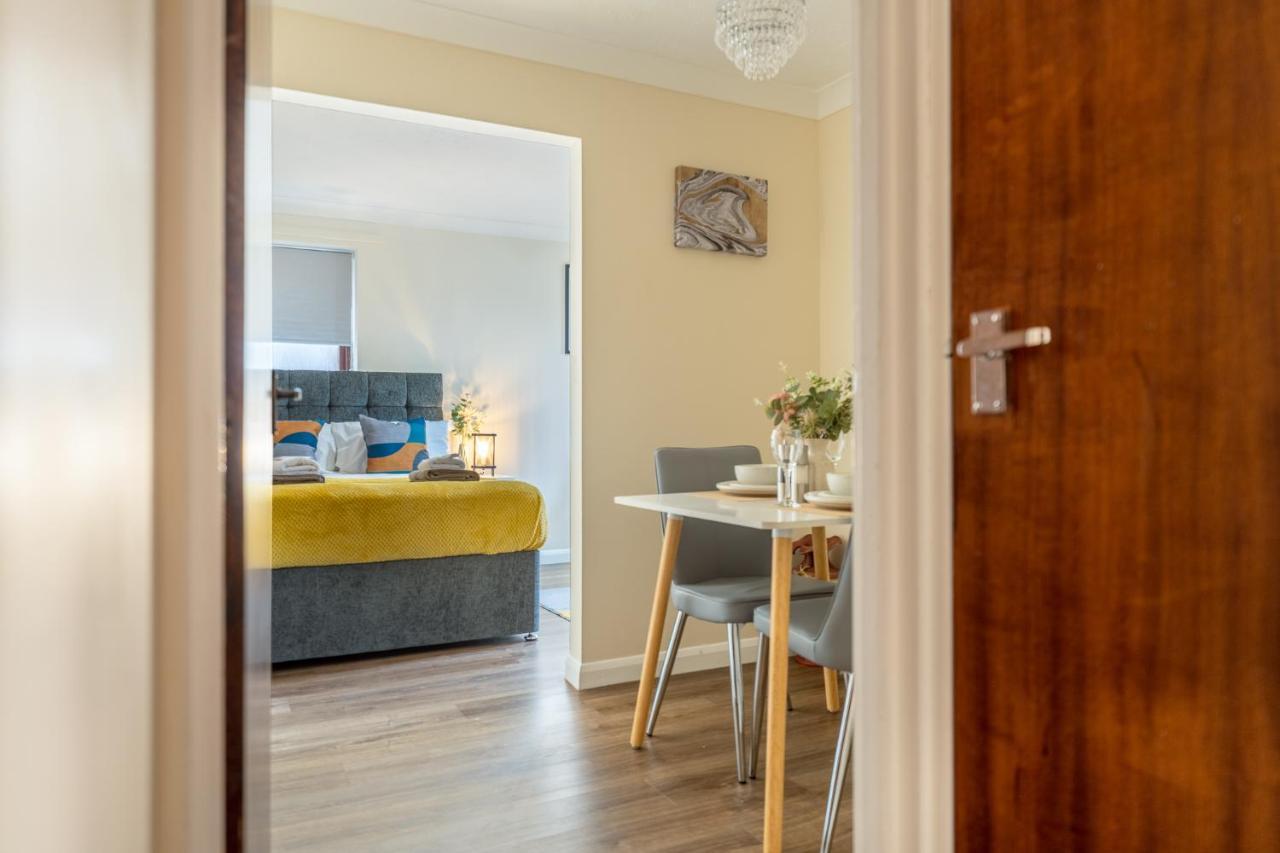 Grange Studio Apartment - Heathrow Staines-upon-Thames Zewnętrze zdjęcie