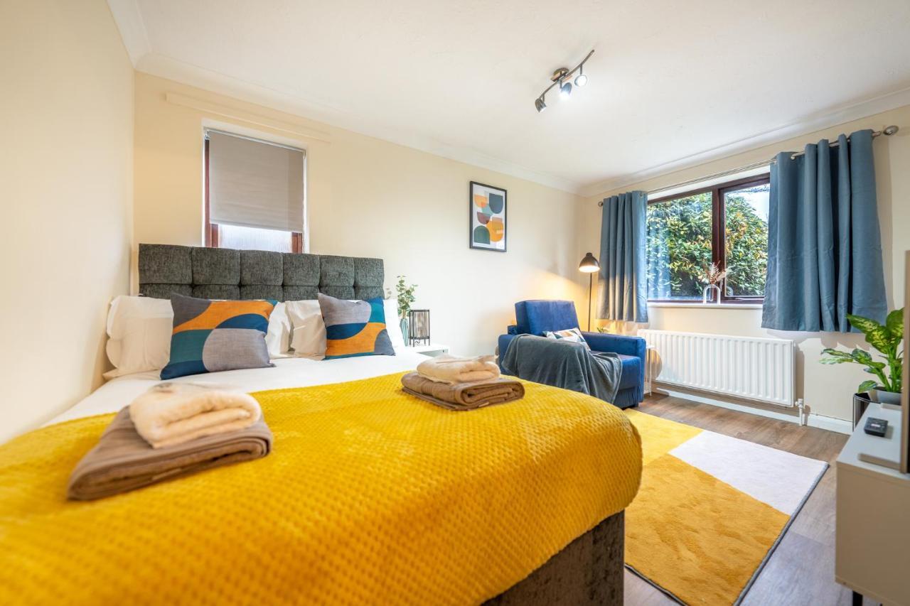 Grange Studio Apartment - Heathrow Staines-upon-Thames Zewnętrze zdjęcie